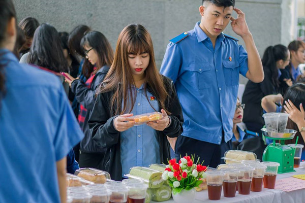 Gian hàng đồ ăn đến của các bạn sinh viên Hệ Tư pháp hình sự, Học viện CSND thu hút đông đảo các bạn học viên